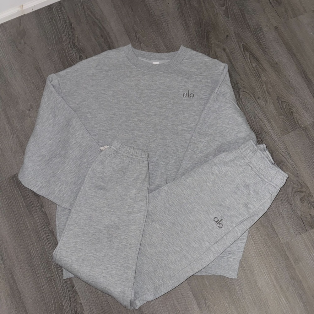 alo yoga accolade sweatshirt crewneck and joggers set